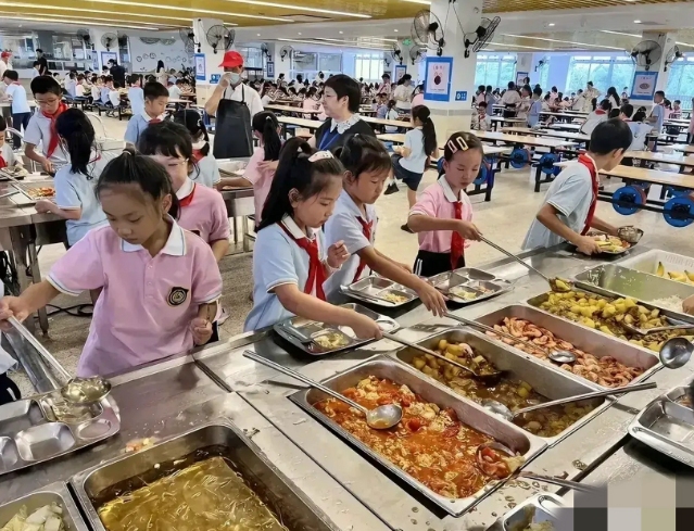 食堂自营变革落地学校之一初高中两个学段实施错峰就餐