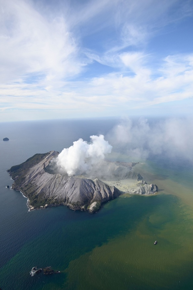 新西兰火山：一场事先警告的喷发，与灰烬笼罩