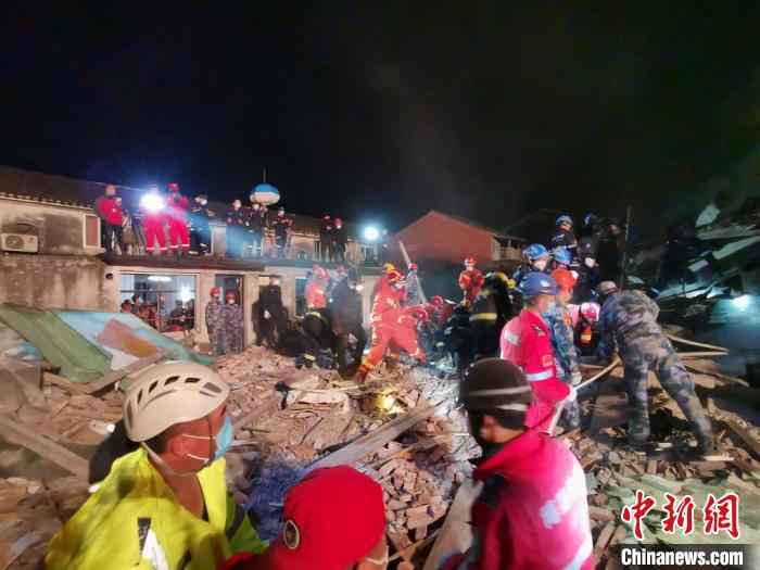  浙江龙港发生一起民房意外坍塌事故 2人死亡8人受伤