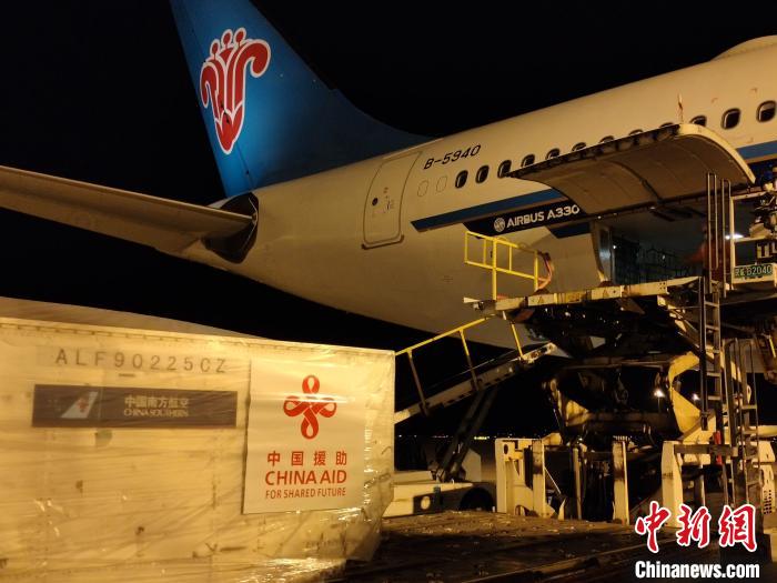 中国向东盟国家派遣首支抗疫医疗队。图为一批医疗物资在上海浦东机场装上包机。南方航空供图 中国向东盟国家派出首支抗疫医疗队