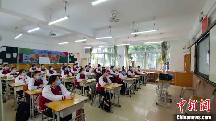 桂林中学初三年级学生在上开学第一课。 杨宗盛 摄 广西初三高三年级学生开学 抗疫专家给桂林学生上开学第一课